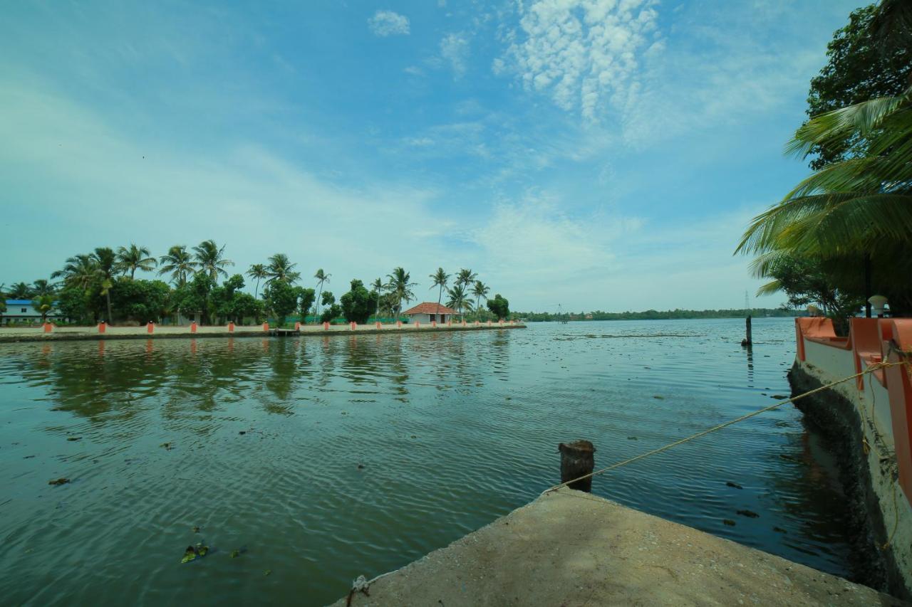 Regant Lake Village, Kollam. Chavara Extérieur photo