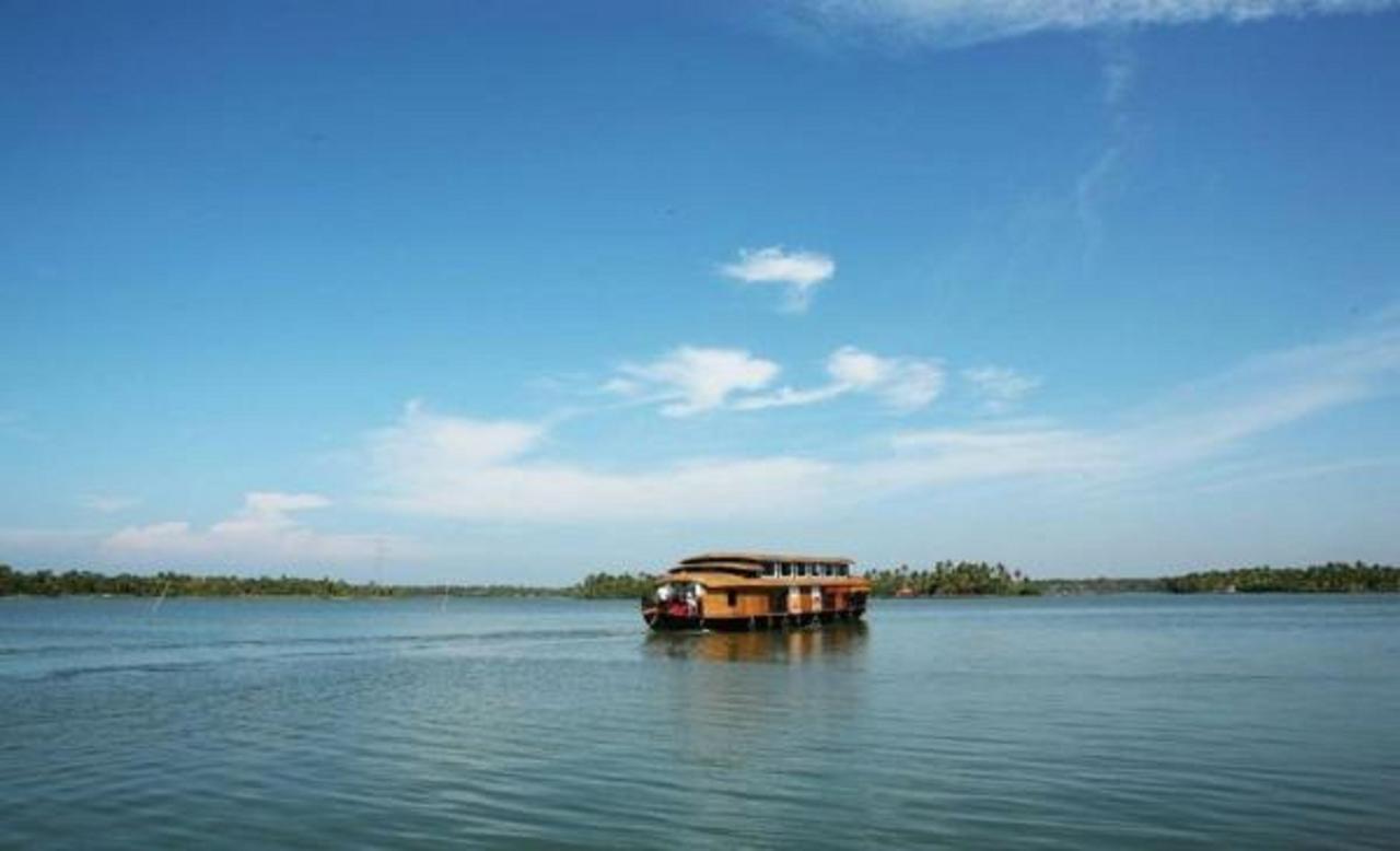 Regant Lake Village, Kollam. Chavara Extérieur photo