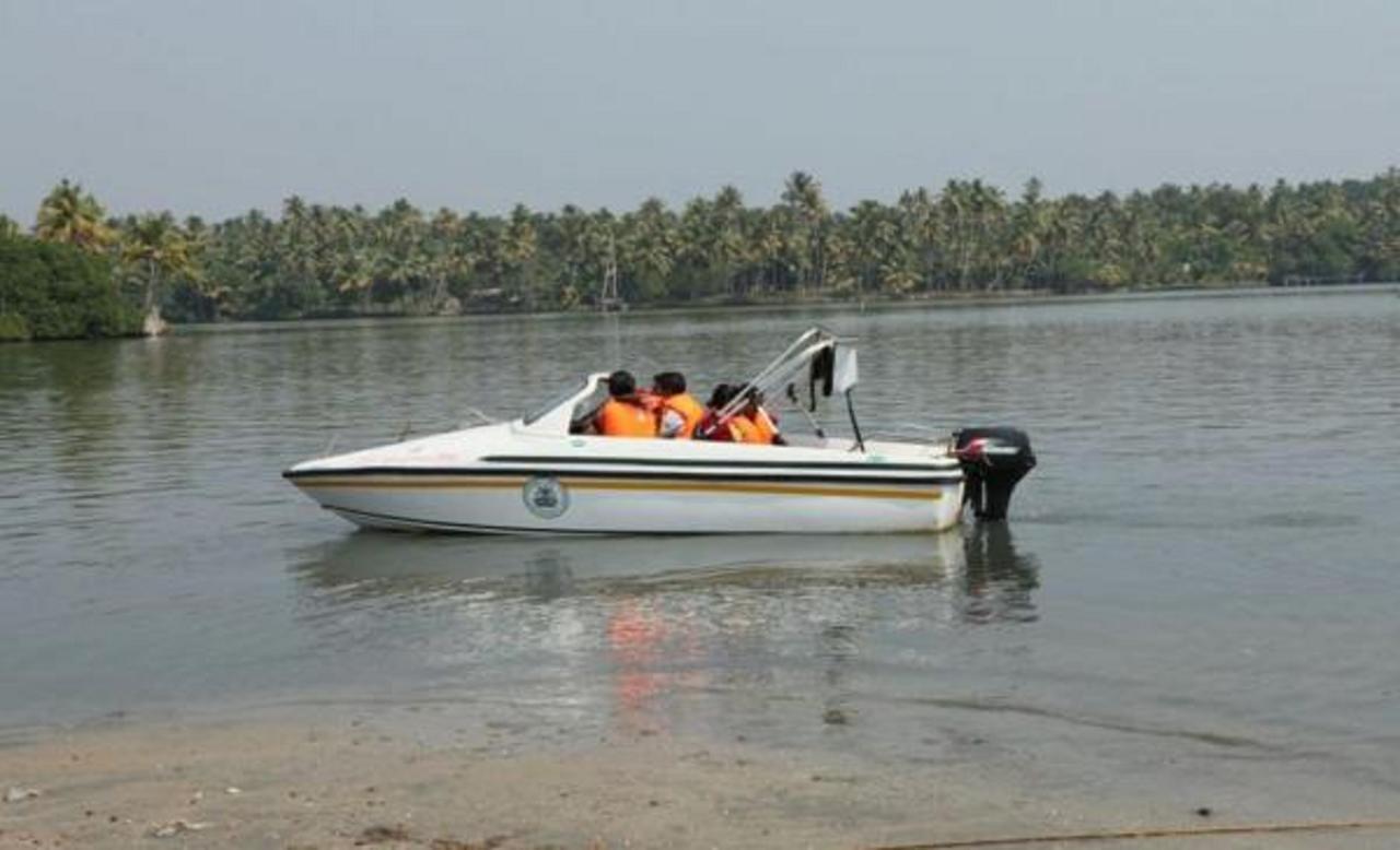 Regant Lake Village, Kollam. Chavara Extérieur photo